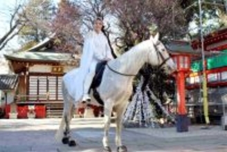 「演歌の王子様」辰巳ゆうとが白馬の王子様に！　新曲「ロンリー・ジェネレーション」ヒット祈願