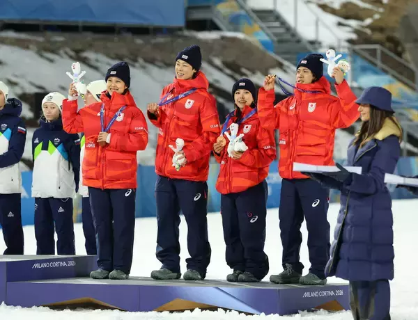 【五輪】日本、ジャンプ混合団体銅メダル　表彰台でメダル、大会マスコットのぬいぐるみを贈られ高梨沙羅に最高の笑み