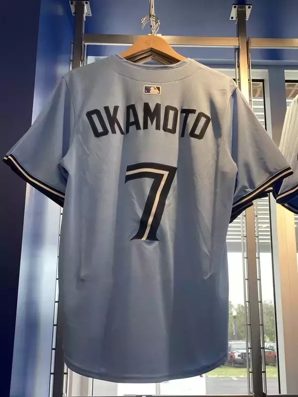 売り切れていた岡本和真のユニホームが再入荷された