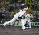 「【阪神】３番手・及川雅貴が痛恨の２失点…勝負球が甘く天を仰ぐ、藤川球児監督も厳しい表情」の画像1