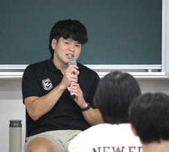 “聖地”のある東大阪市にラグビー文化が真に定着するためには？　花園ＳＨ河村謙尚が近大法学部の講義で学生と意見交換