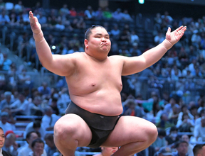 “史上最強の新弟子”旭富士、２戦ぶり勝利の５勝目　