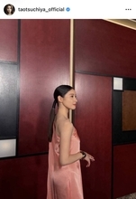 土屋太鳳　美背中あらわなドレス姿「何にちなんでいるでしょう？」ドレスカラーにファン沸く「佐久間さんの…」「なんだろ…？」