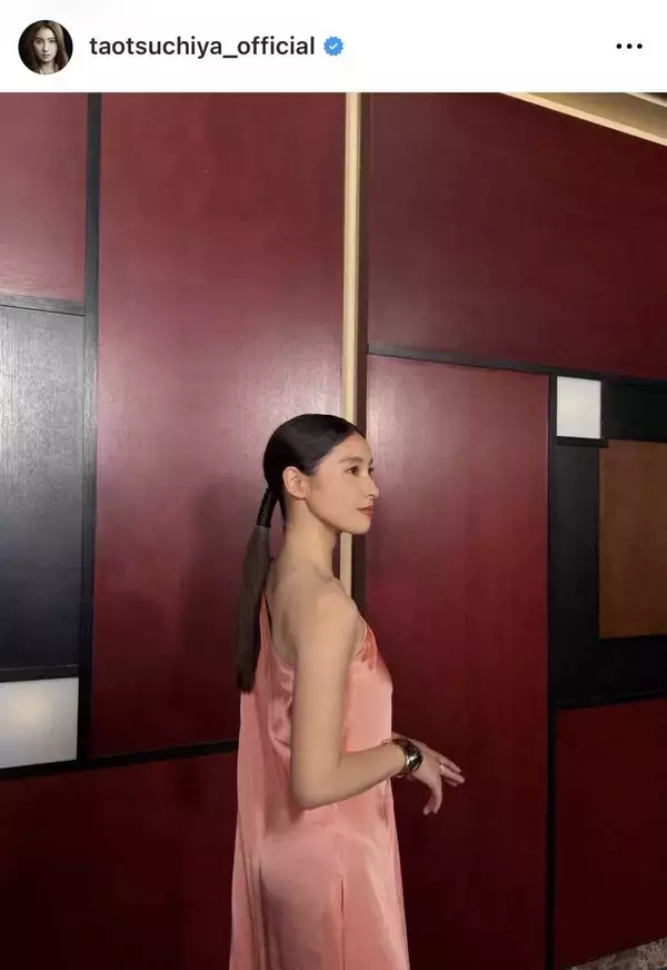 土屋太鳳　美背中あらわなドレス姿「何にちなんでいるでしょう？」ドレスカラーにファン沸く「佐久間さんの…」「なんだろ…？」