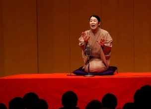 林家あんこ、満員札止め『北斎の娘』口演で観客魅了！地震ハプニングも爆笑トークで観客ホッ。「添い遂げる運命共同体でやってます」