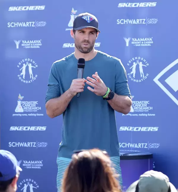 「試合をするよりも意味がある」元ドジャース戦士の思いに応え、元同僚が２月の海に飛び込む