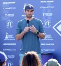 「試合をするよりも意味がある」元ドジャース戦士の思いに応え、元同僚が２月の海に飛び込む