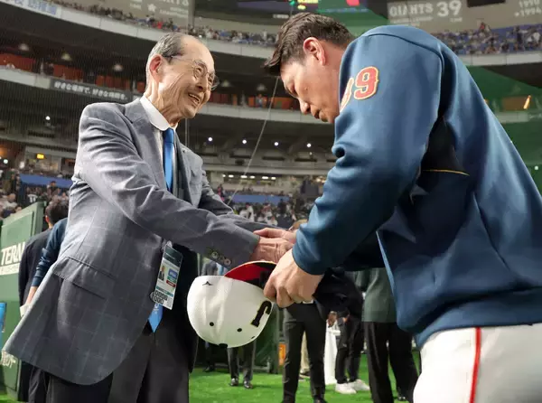 第１回ＷＢＣ優勝監督の王貞治氏が侍ジャパンを激励　井端監督とがっちり握手