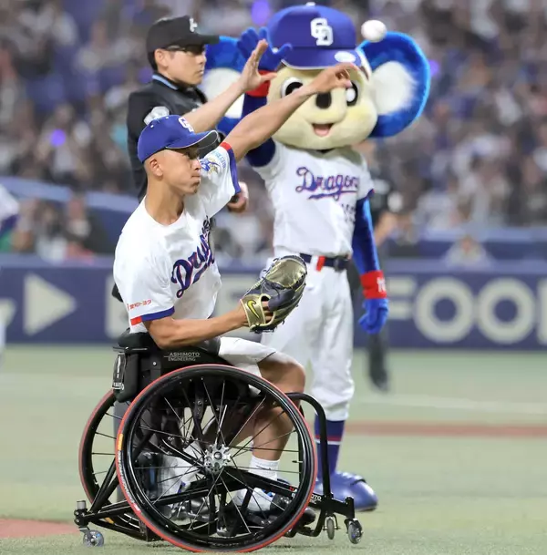 「【中日】愛知県出身でプロ車いすテニスプレーヤーの小田凱人が始球式に登場　投球前には勝野からレクチャー「楽しかった。光栄です」」の画像