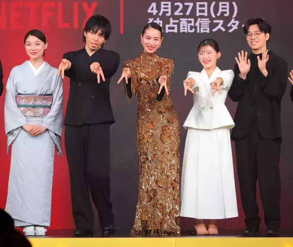 戸田恵梨香が細木数子さんにリブート　背中ぱっくり金ピカドレスで「命を削って作り上げた作品です」配信記念パーティー