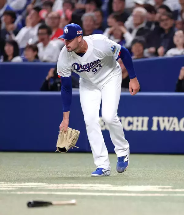 【中日】今季初登板のマラー悔しさ爆発　　自らの悪送球で先制許しグラブたたきつける「悔しい登板になってしまった…」６回途中３失点で降板