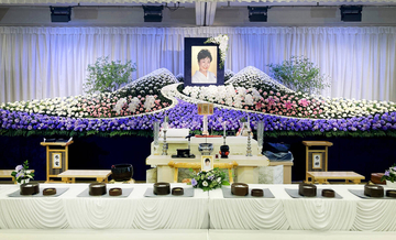 中村玉緒さん、遺骨は最愛の夫・勝新太郎さんと同じ墓へ　祭壇には灰皿や「アイコス」も