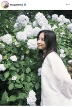 堀田真由、新ドラマの役にちなんで紫陽花をバックに自撮りショット！綺麗だな〜」「紫陽花が良くお似合い」「最強」