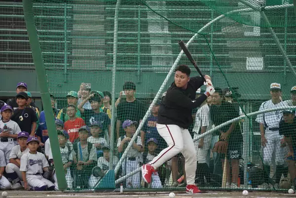 佐々木麟太郎が故郷でフリー打撃　３９スイングで衝撃の右翼場外弾含む６発「プレッシャーかけないでよ～（笑）」　ケージ横で小中学生らが熱視線…ＭＬＢドラフト目前に凱旋