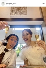 ゆってぃが結婚５年目で美人妻との「やってなかった」結婚式ショットを公開　家族おそろいの銀色衣装も