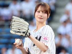 「ガチで日本一の美女」生足ショーパン始球式！太もも全開「スタイルいいね！」「ノーバン素晴らしい」新谷姫加にくぎ付け