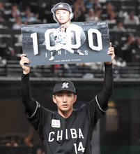 【ロッテ】小島和哉が通算１０００投球回を達成　プロ野球３７６人目　記念ボードを掲げて声援に応える