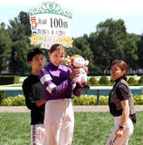 「小林美駒騎手がデビュー４年目でＪＲＡ通算１００勝達成「こんなにうまくいくとは…」　札幌リーディング単独トップに躍り出る」の画像1
