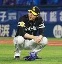 【日本シリーズ】８回に痛恨…ソフトバンク・松本裕樹がベンチでうなだれる　ＤｅＮＡ・筒香嘉智に左翼ポール際最前列に逆転３ランを運ばれる　２戦連続被弾
