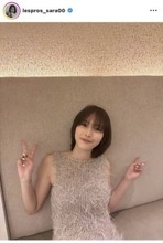 南沙良、美背中あらわワンピース姿に「沙良さんのエレガントさよ」「美しさの極み」「綺麗な背中」