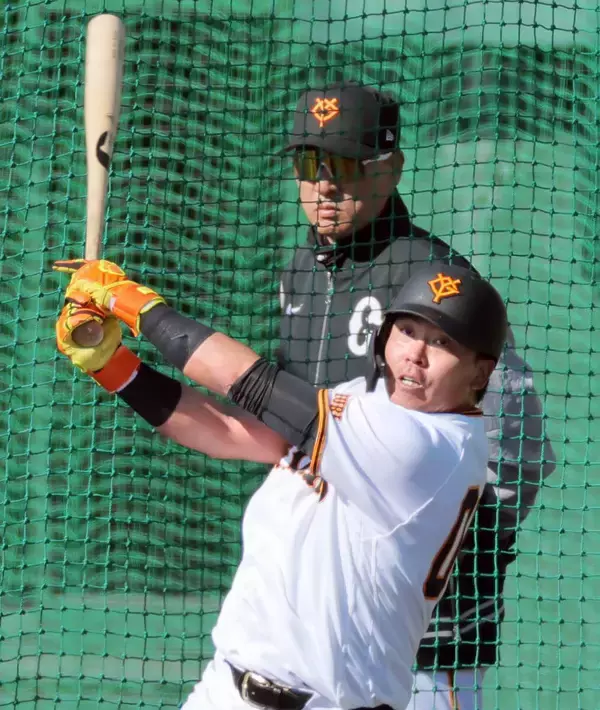 巨人・育成５位の知念大成　支配下入り「前進」弾！　スローガンフラッグ付近へ快音　６０スイングで８発