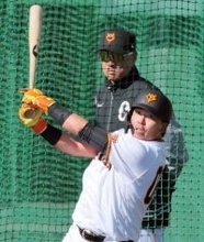 巨人・育成５位の知念大成　支配下入り「前進」弾！　スローガンフラッグ付近へ快音　６０スイングで８発