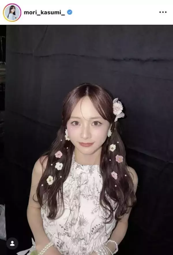 森香澄「ガルアワ」ＭＣで登場！髪にキラキラ花飾りでランウェイも！「ビジュ爆発してる…」「エレガント」「雰囲気変わった」