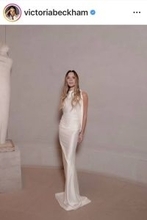 キスする寸前！ビクトリア・ベッカム、正装のラブラブ夫婦ショットに反響「世界一美しいカップル」…長男・ブルックリンさんとの不和も話題