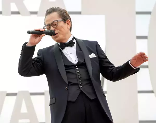 水谷豊　うみぞら映画祭で「カリフォルニア・コネクション」サプライズ歌唱　１人５役の監督作、美しい瀬戸内海バックに上映