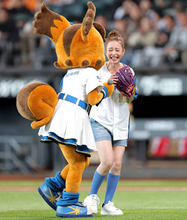 【日本ハム】平野綾が美脚ファーストピッチ　美フォームで完璧なノーバウンド投球「ちょっと緊張したんですけど、よかったー」