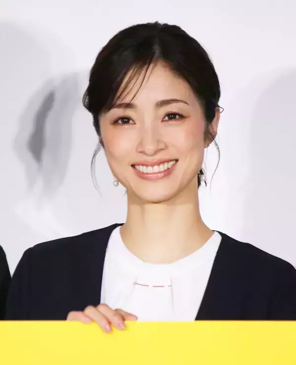 上戸彩、スーツＣＭから２３年　役衣装＆私服で着用機会増えて「なじむようになってきた」