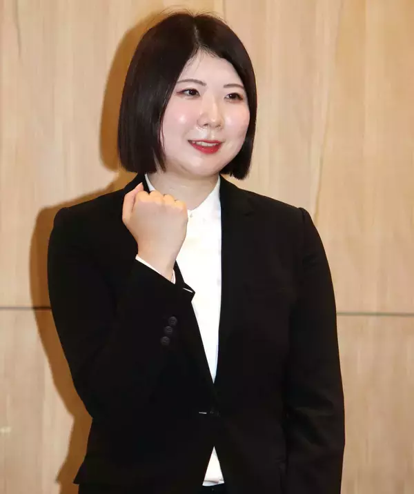 初の女性棋士・西山朋佳女流四冠、盤上の”剛腕”と盤外の細かい気配り…担当記者が見た「こんな人」