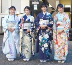 僕が見たかった青空の新成人４人が成人式　グループ名にちなんで青の振り袖披露