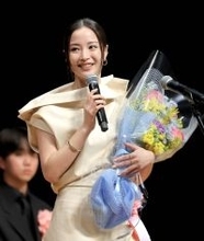 広瀬すず、首元のぞく“ワンピ”で登場　「仕事がおもしろくなってきた」と演技への目覚め　ヨコハマ映画祭で主演女優賞