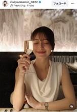山本里菜アナ「久しぶりにシャンパン飲んだ日」ノースリ白トップスでグラスを手にした姿に「お姉さんオーラ半端ない」
