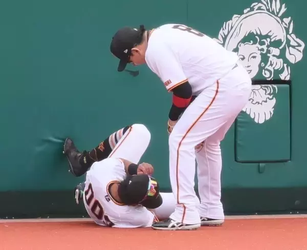 【巨人】育成５位・知念大成にアクシデント　フェンスに激突し自力で起き上がれず　担架で退場…２軍・西武戦