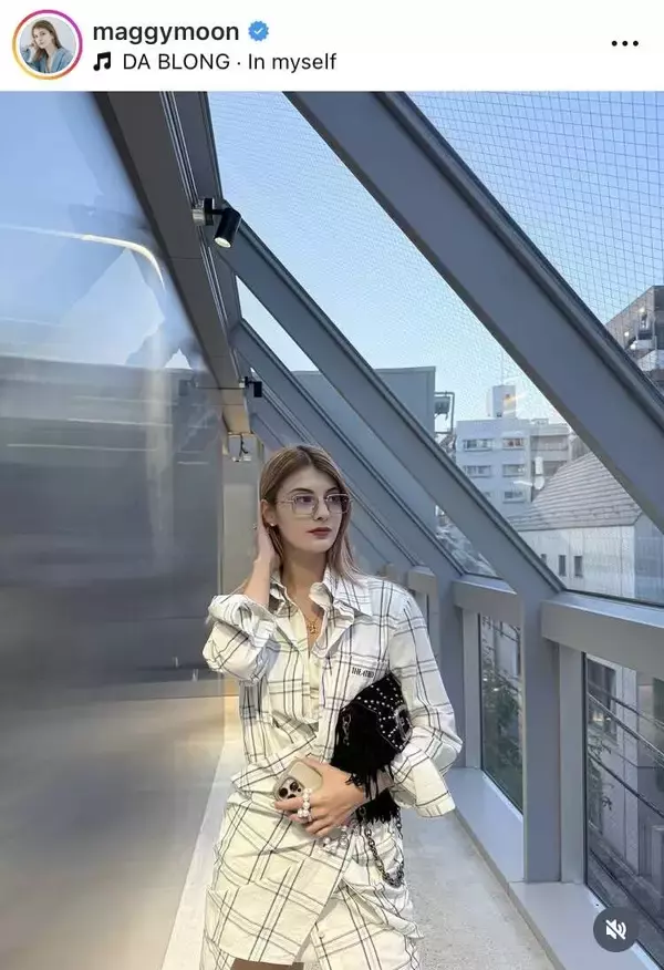 「ええええ」３３歳人気モデル、印象チェンジの最新姿が話題「こんな先生いて欲しい」「色っぽい」マギーが投稿