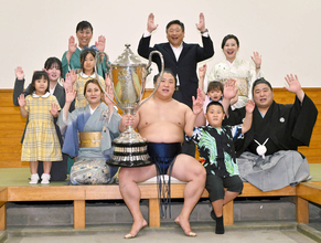 家族と万歳三唱　若隆景の優勝支えた家族　６歳長男、パパの膝の上で「かっこいい」