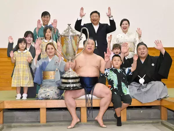 家族と万歳三唱　若隆景の優勝支えた家族　６歳長男、パパの膝の上で「かっこいい」