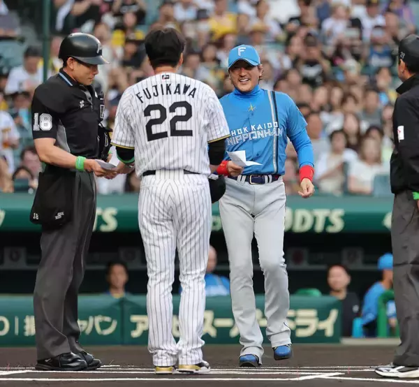 【日本ハム】新庄剛志監督、メンバー表交換で甲子園大歓声、自軍ユニでサプライズなし、マスク外し藤川監督と握手