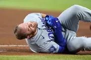 ドジャース激震　チーム本塁打王のマンシーが“正面衝突”で負傷交代　息切れ症状で脳しんとうの検査へ