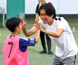 中村敬斗、古巣で開催のサッカー教室に参加　小学生６０人にシュートなどを披露　直球質問に思わず苦笑い？