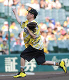 「佐藤隆太、甲子園で阪神レジェンドＯＢ・川藤幸三氏と対戦「めっちゃ緊張しました」事前に知らされず…サプライズに驚き隠せず　２００８年放送のドラマ「ＲＯＯＫＩＥＳ」で川藤幸一を演じる」の画像1