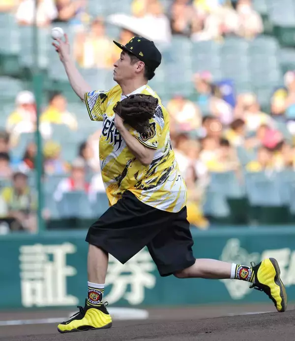 佐藤隆太、甲子園で阪神レジェンドＯＢ・川藤幸三氏と対戦「めっちゃ緊張しました」事前に知らされず…サプライズに驚き隠せず　２００８年放送のドラマ「ＲＯＯＫＩＥＳ」で川藤幸一を演じる