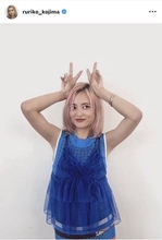 小島瑠璃子　ピンクヘアの近影に「明るくなった！！」「笑顔が素敵」と反響！ブルーのノースリで天真爛漫な姿