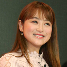 鈴木奈々の美人義姉が「水着で料理してました」キッチンに立つ姿に「サービスショットすぎません？！」「刺激的」「スタイル抜群」