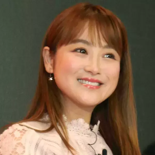 鈴木奈々の美人義姉が「水着で料理してました」キッチンに立つ姿に「サービスショットすぎません？！」「刺激的」「スタイル抜群」