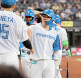 「【日本ハム】快勝で２位西武とゲーム差なし　今季初スタメンマスクの郡司裕也が５号２ラン＆好守で貢献」の画像1