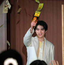 鈴鹿央士　お札を模したビラを豪快にばらまく　主演映画は「極上のエンターテインメント」と絶対的自信