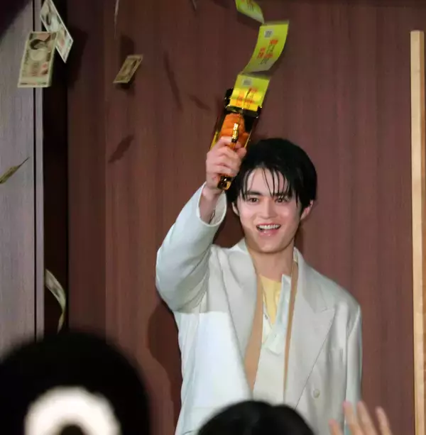 鈴鹿央士　お札を模したビラを豪快にばらまく　主演映画は「極上のエンターテインメント」と絶対的自信